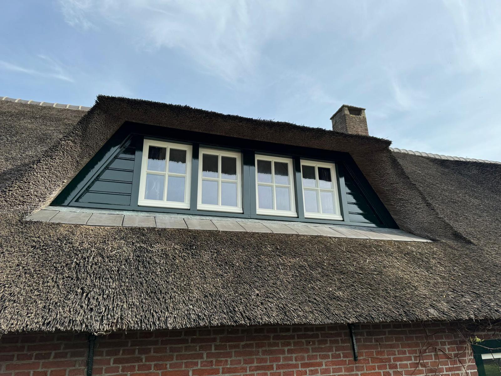 Schilderwerk kozijnen rietgedekte woning
